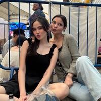 Melengkapi penampilannya, Syifa juga mengenakan beberapa aksesori seperti sepasang anting yang menjuntai di telinganya, kalung simpel, serta cincin nikah dan pertunangannya dengan El Rumi. Foto: Instagram/@syifahadju