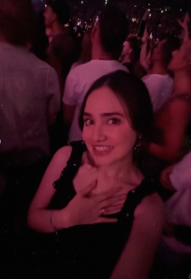 Berdiri di tengah-tengah para penonton lain, Syifa tampak begitu menikmati jalannya konser. Ia juga ikut menyanyikan lagu-lagu yang dibawakan Ariana. Foto: Instagram/@syifahadju