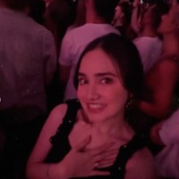 Berdiri di tengah-tengah para penonton lain, Syifa tampak begitu menikmati jalannya konser. Ia juga ikut menyanyikan lagu-lagu yang dibawakan Ariana. Foto: Instagram/@syifahadju