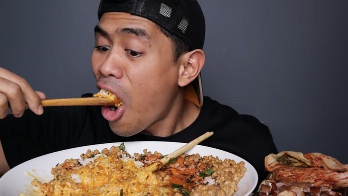 Tanboy kun mukbang natto dan telur mentah