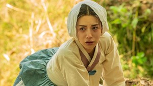 Kematian suaminya bikin Hui Yeon dipaksa keadaan dan masyarakat untuk menjaga keperawanan. Ketika sudah pasrah dengan takdirnya, seorang pria bernama Cho Won (Ji Chang Wook) muncul. (Foto: dok. Netflix)