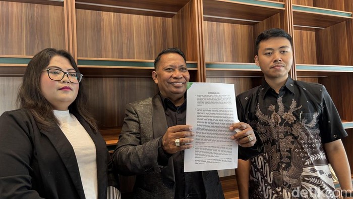 Ben Hadjon (Tengah) menjelaskan kronologi kepergian SSY ke Korea