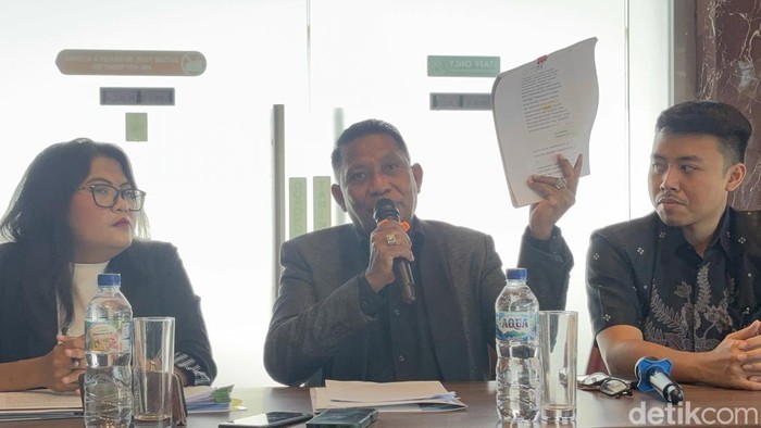 Ben Hadjon (Tengah) menjelaskan kronologi kepergian SSY ke Korea