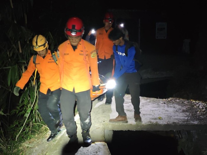 Tim SAR melakukan evakuasi pemuda jatuh ke jurang Curug Lawe, Ungaran, Semarang, Sabtu (29/8/2026) dini hari.