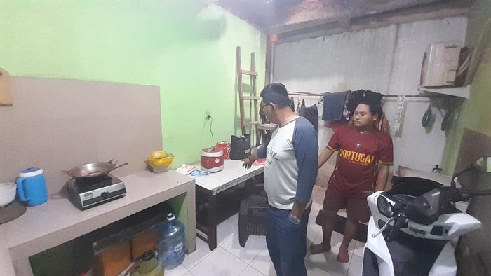 TKP pencurian di sebuah ruko kawasan Kelurahan Serua, Kecamatan Ciputat, Kota Tangerang Selatan (Tangsel), Banten.