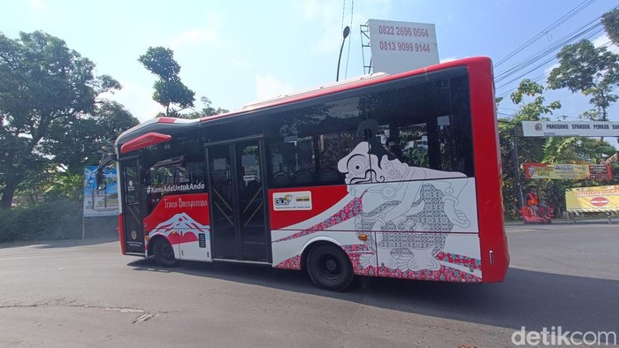 Layanan Bus Trans Banyumas melayani penumpang di Desa Kaliori, Kecamatan Kalibagor, Kabupaten Banyumas, beberapa waktu lalu.