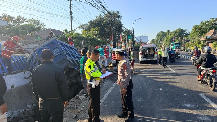 Truk dump oleng menabrak tiang telepon dan terperosok di parit di Dusun Temulawak, Triharjo, Sleman, Sabtu (29/8/2026)
