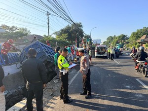 Detik-detik Truk Pasir di Sleman Nyungsep Selokan Usai Tabrak Tiang