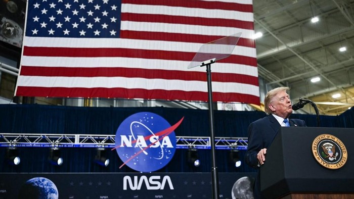 Trump saat berbicara dalam seremoni di Johnson Space Center NASA sebelum menandatangani perintah eksekutif untuk membentuk Akademi Luar Angkasa AS (AFP/KENT NISHIMURA) 