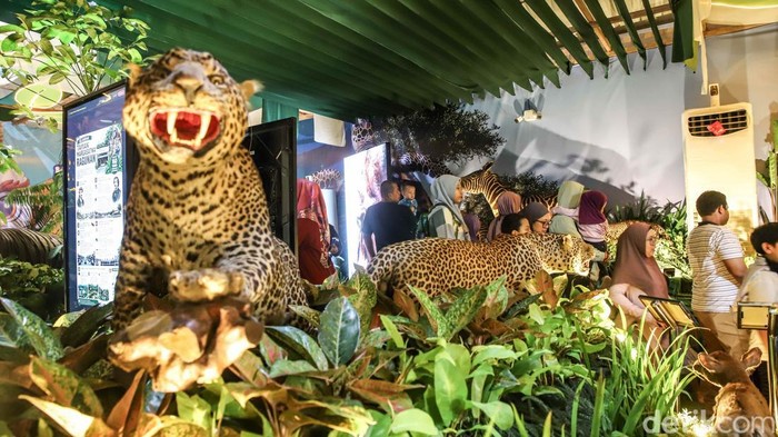 Sejumlah pengunjung menikmati pameran hewan dalam ajang Flona di Lapangan Banteng, Jakarta, Sabtu (29/8/2026).