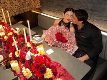 Anniversary Romantis ala Billy Syahputra, Kadoi Buket Uang Gede ke Vika