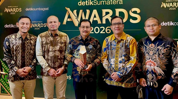 Wakil Bupati Muba Abdur Rohman Husen menerima penghargaan dar detiksumateraawards