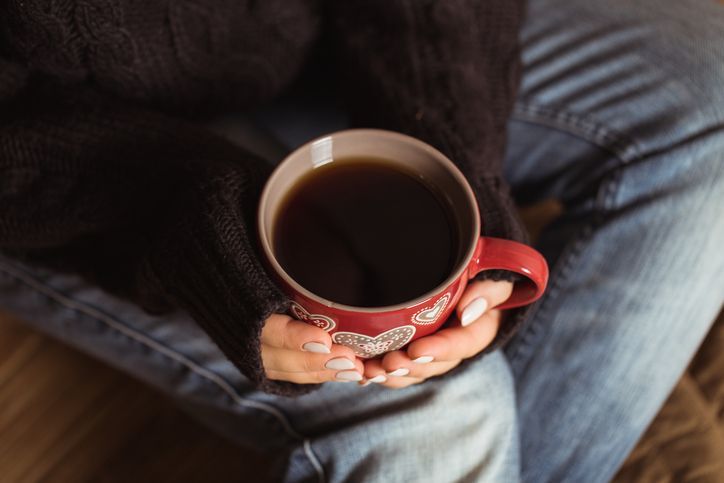 Wanita minum kopi di malam hari