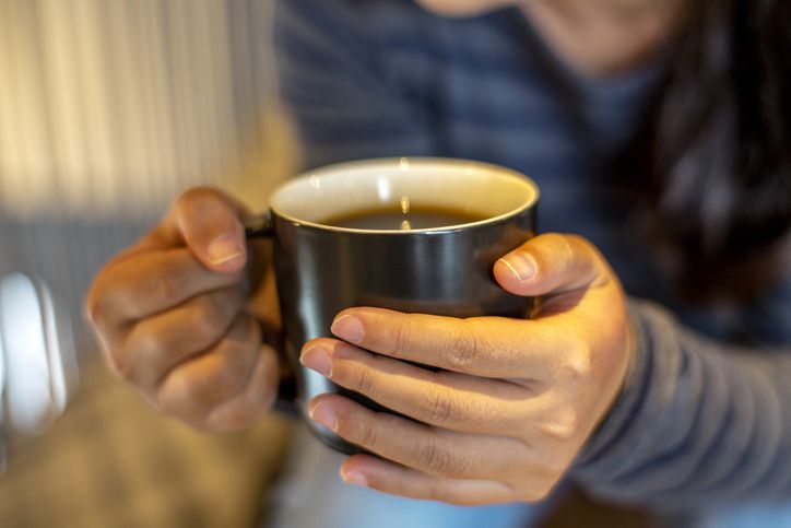 Wanita minum kopi di malam hari