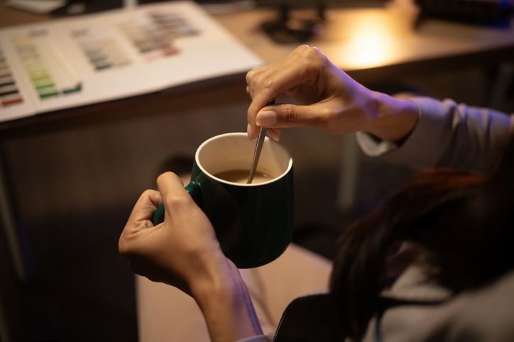 Wanita minum kopi di malam hari