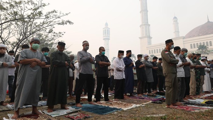 Umat Islam melaksanakan Shalat Istisqa di pelataran Masjid Raya Mujahidin, Pontianak, Kalimantan Barat, Sabtu (29/8/2026). Shalat sunah Istisqa tersebut digelar untuk memohon kepada Allah SWT agar menurunkan hujan sehingga kemarau panjang serta kebakaran hutan dan lahan di Kalimantan Barat segera berakhir. ANTARA FOTO/Jessica Wuysang/tom.