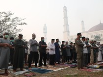 Warga Pontianak Gelar Salat Istisqa di Tengah Karhutla