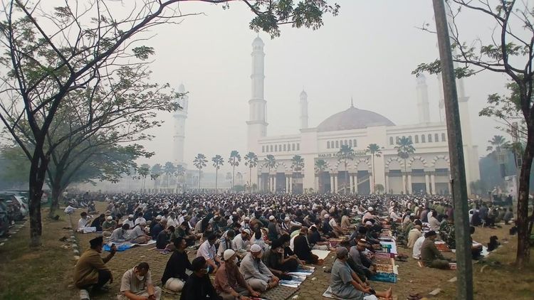 Ikhtiar Warga Pontianak Salat Istisqa Bermasker di Tengah Pekat Asap