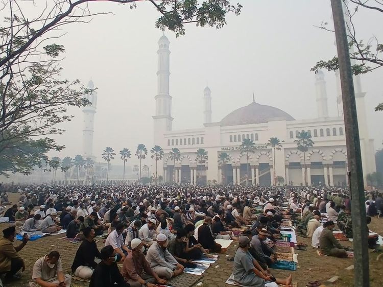 Ikhtiar Warga Pontianak Salat Istisqa Bermasker di Tengah Pekat Asap