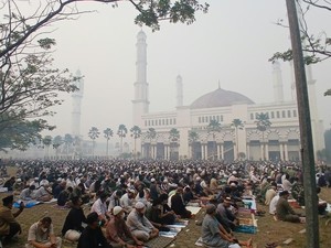 Ikhtiar Warga Pontianak Salat Istisqa Bermasker di Tengah Pekat Asap