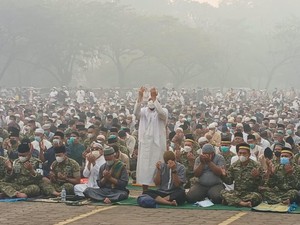 Bermasker, Ribuan Warga Pontianak Salat Istisqa di Tengah Kepungan Asap