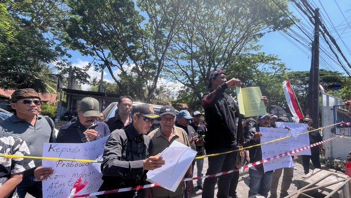 Warga saat menggelar aksi blokade di akses masuk PT. MMP Banyuwangi