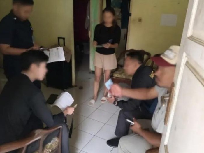 WNA asal Tingkok, Yang Li saat didatangi petugas Imigrasi di Sukabumi