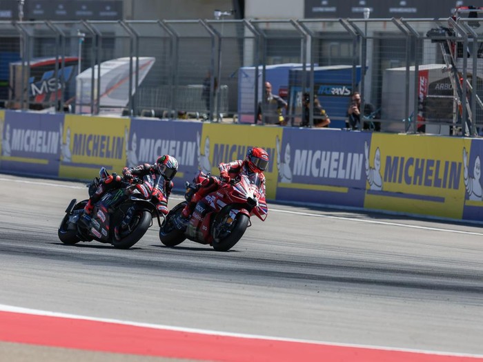 ALCANIZ, SPAIN - AUGUST 29: Marc Marquez of Spain and Ducati Lenovo Team(93) riding the Ducati Desmosedici GP26 overtakes Marco Bezzecchi of Italy and Aprilia Racing(72) riding the Aprilia RS-GP26 on the start during Tissot Sprint of Michelin Grand P