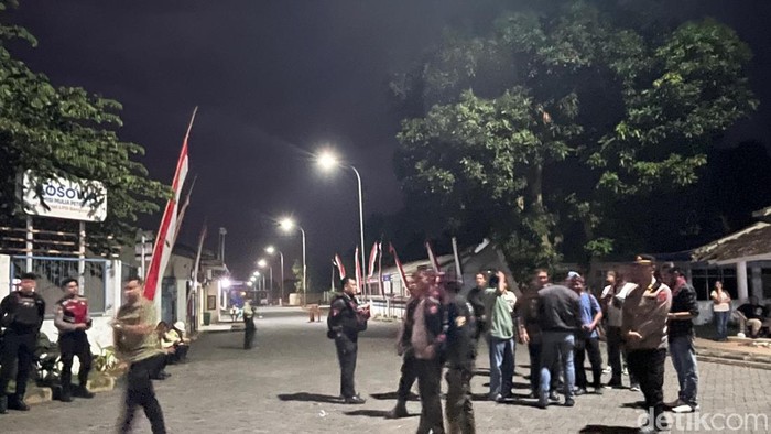 Suasana aksi protes warga di sekitar PT MMP Banyuwangi yang berlangsung hingga lima hari sebagai bentuk tuntutan penyelesaian sengketa tanah.