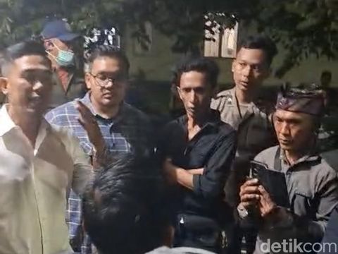 Aksi protes di PT MMP Banyuwangi Suasana aksi protes warga di sekitar PT MMP Banyuwangi yang berlangsung hingga lima hari sebagai bentuk tuntutan penyelesaian sengketa tanah.