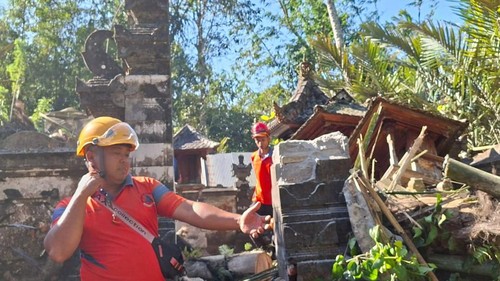 Angin kencang mengakibatkan pohon tumbanghingga menimpa palinggihwarga diKarangasem, Bali, Minggu (30/8/2026). (Foto: Dok. BPBD Karangasem)
