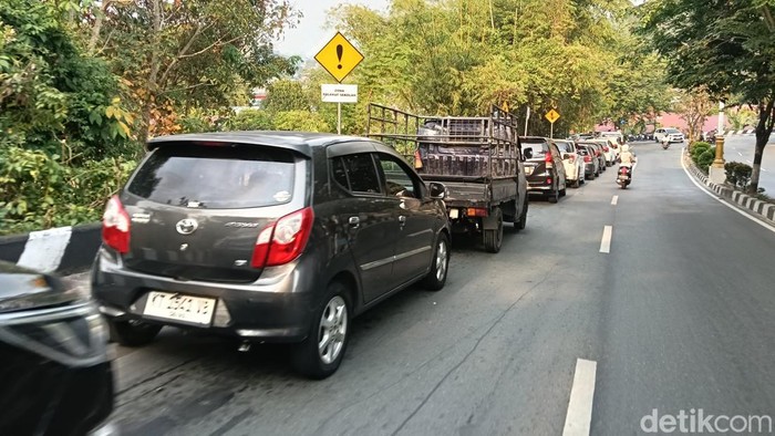 Antrean panjang BBM subsidi di Balikpapan.