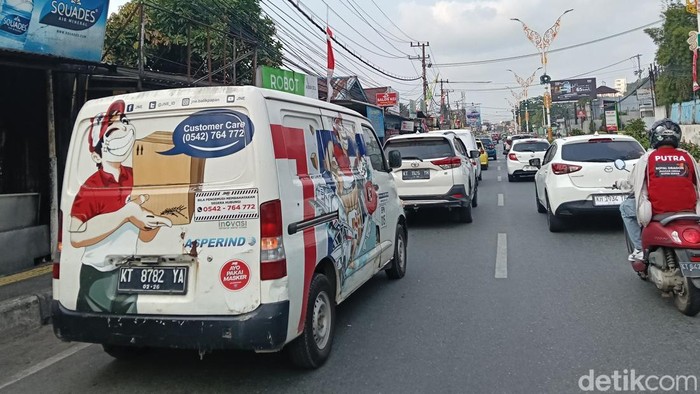 Antrean panjang BBM subsidi di Balikpapan.