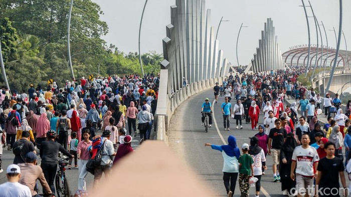 Antusiasme warga berolahraga tetap tinggi saat Car Free Day (CFD) berlangsung di Jalan Ahmad Yani, Kota Bekasi, Jawa Barat, Minggu (30/8/2026). Pesepeda hingga pelari memanfaatkan suasana pagi untuk beraktivitas fisik.