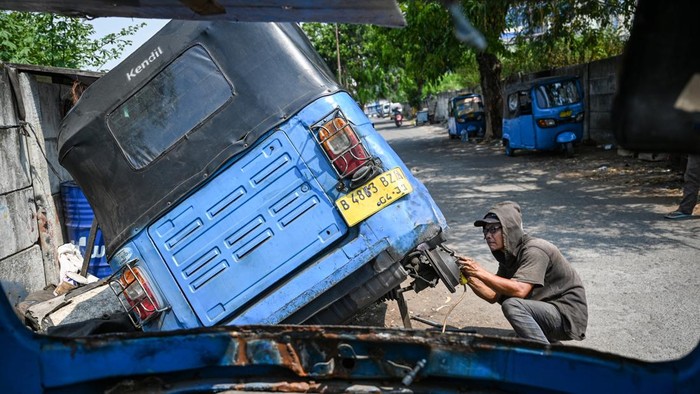 Montir memperbaiki bajaj di Jalan Makmur, Gambir, Jakarta, Minggu (30/8/2026). Jasa perbaikan tersebut melayani perawatan dan perbaikan kendaraan umum bajaj berbahan bakar gas (BBG) yang masih digunakan sebagai salah satu moda transportasi di wilayah Jakarta dan menjadi bagian dari upaya penggunaan kendaraan angkutan umum yang lebih ramah lingkungan. ANTARA FOTO/Fauzan