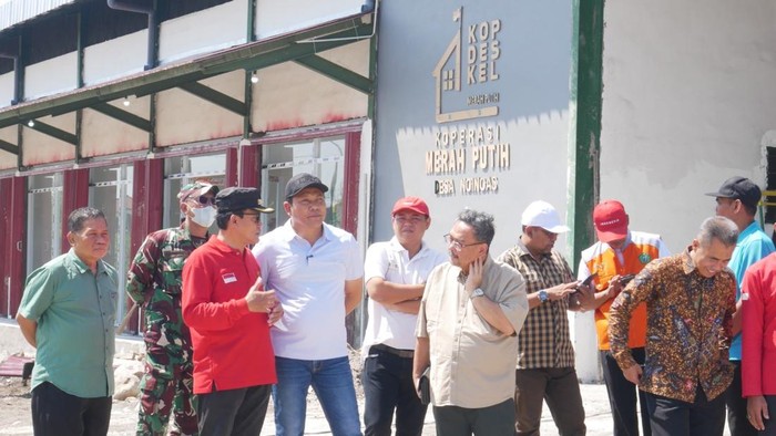 Bupati Sidoarjo Subandi mengecek langsung pembenahan akses jalan ke Koperasi Desa Merah Putih (KDMP) Ngingas, Kecamatan Waru.