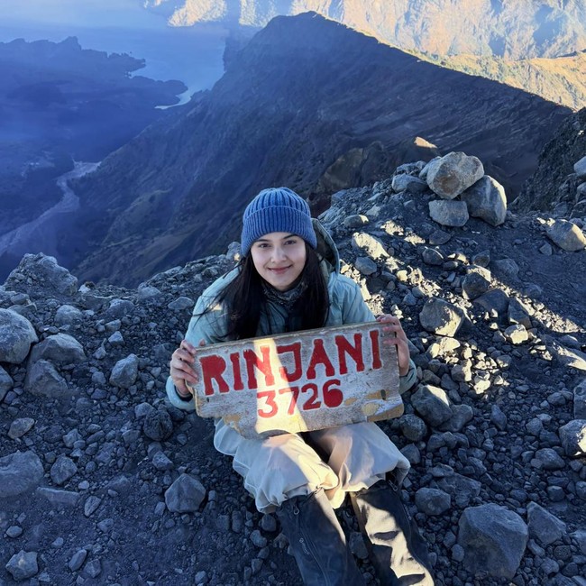Momen Manis Callista Arum Taklukkan Puncak Gunung Rinjani