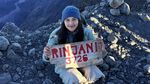 Momen Manis Callista Arum Taklukkan Puncak Gunung Rinjani