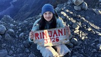 Momen Manis Callista Arum Taklukkan Puncak Gunung Rinjani
