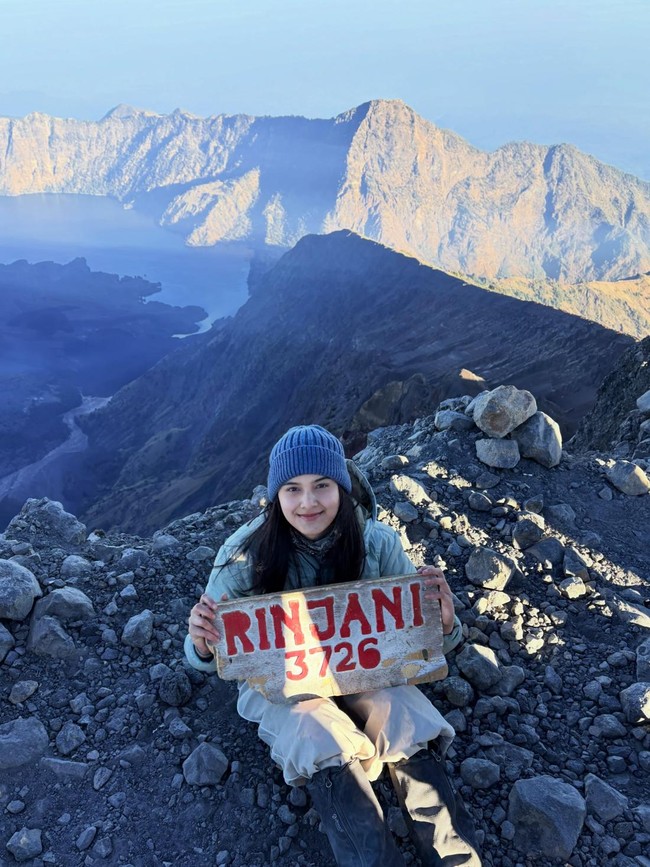 Momen Manis Callista Arum Taklukkan Puncak Gunung Rinjani