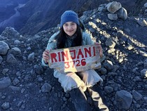 Momen Manis Callista Arum Taklukkan Puncak Gunung Rinjani