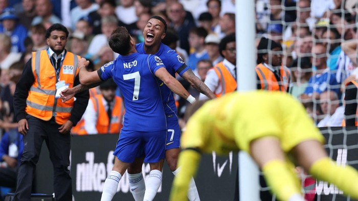 Soccer Football - Premier League - Chelsea v Brighton & Hove Albion - Stamford Bridge, London, Britain - August 30, 2026 Chelseas Pedro Neto celebrates scoring their second goal with Morgan Rogers Action Images via Reuters/John Sibley EDITORIAL USE ONLY. NO USE WITH UNAUTHORIZED AUDIO, VIDEO, DATA, FIXTURE LISTS, CLUB/LEAGUE LOGOS OR LIVE SERVICES. ONLINE IN-MATCH USE LIMITED TO 120 IMAGES, NO VIDEO EMULATION. NO USE IN BETTING, GAMES OR SINGLE CLUB/LEAGUE/PLAYER PUBLICATIONS. PLEASE CONTACT YOUR ACCOUNT REPRESENTATIVE FOR FURTHER DETAILS..
