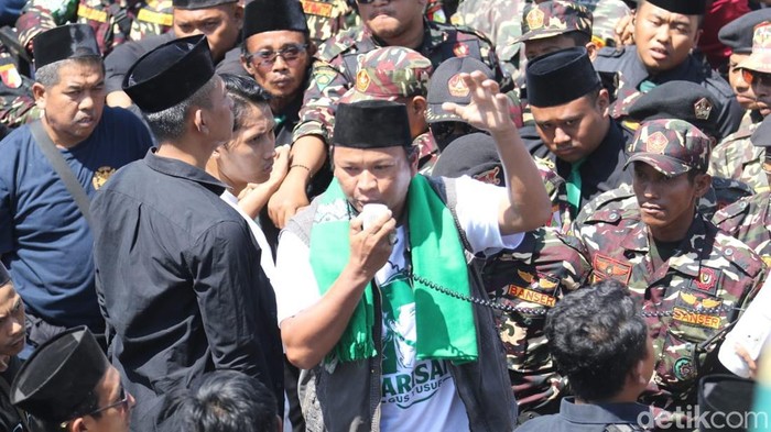 Demo ricuh mewarnai Sidang Pleno Muktamar ke-35 PBNU di Jombang.