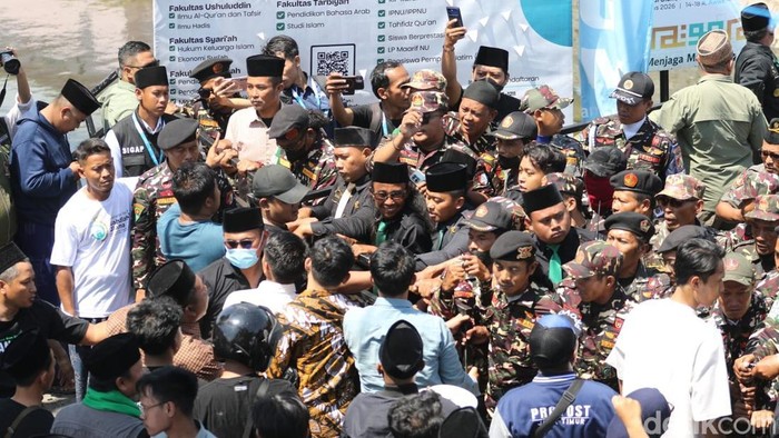 Demo ricuh mewarnai Sidang Pleno Muktamar ke-35 PBNU di Jombang.