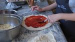 Serunya Honeymoon El Rumi dan Syifa Hadju, Bikin Pizza Bareng di Italia