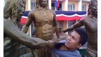Kumpulan Foto Manusia 'Satu Frekuensi' sama Patung, Posenya Aneh dan Kocak