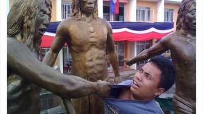 Kumpulan Foto Manusia Satu Frekuensi sama Patung, Posenya Aneh dan Kocak