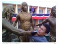 Kumpulan Foto Manusia Satu Frekuensi sama Patung, Posenya Aneh dan Kocak
