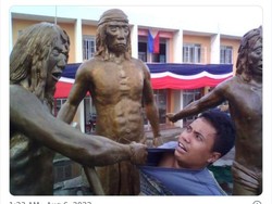 Kumpulan Foto Manusia Satu Frekuensi sama Patung, Posenya Aneh dan Kocak
