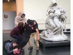 Kumpulan Foto Manusia Satu Frekuensi sama Patung, Posenya Aneh dan Kocak